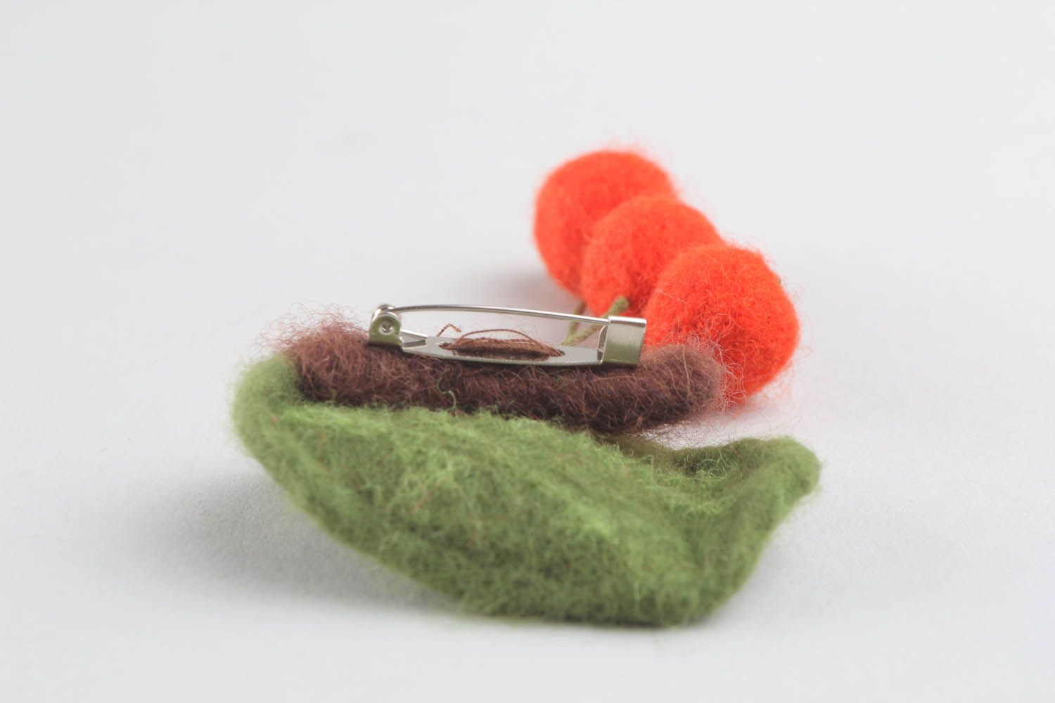 Brooch made ​​of wool using the technique of dry felting photo 3