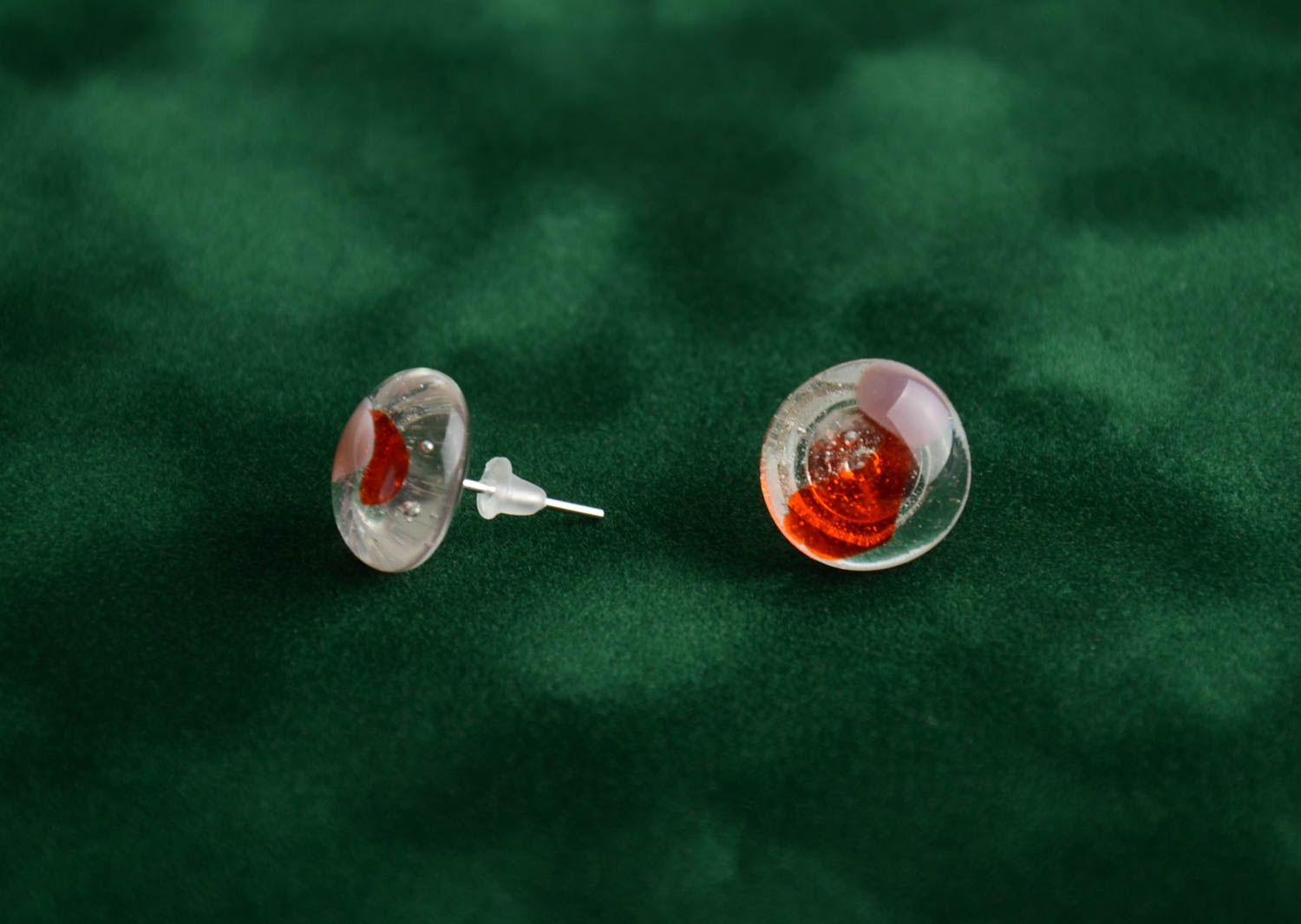 Durchsichtige rote runde handgemachte kleine Ohrstecker aus Glas Fusing Technik foto 1