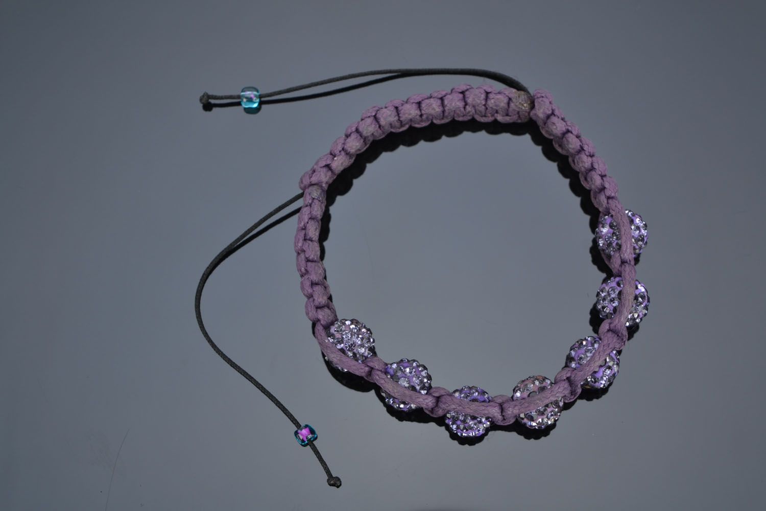 Фиолетовый браслет из бусин  фото 3