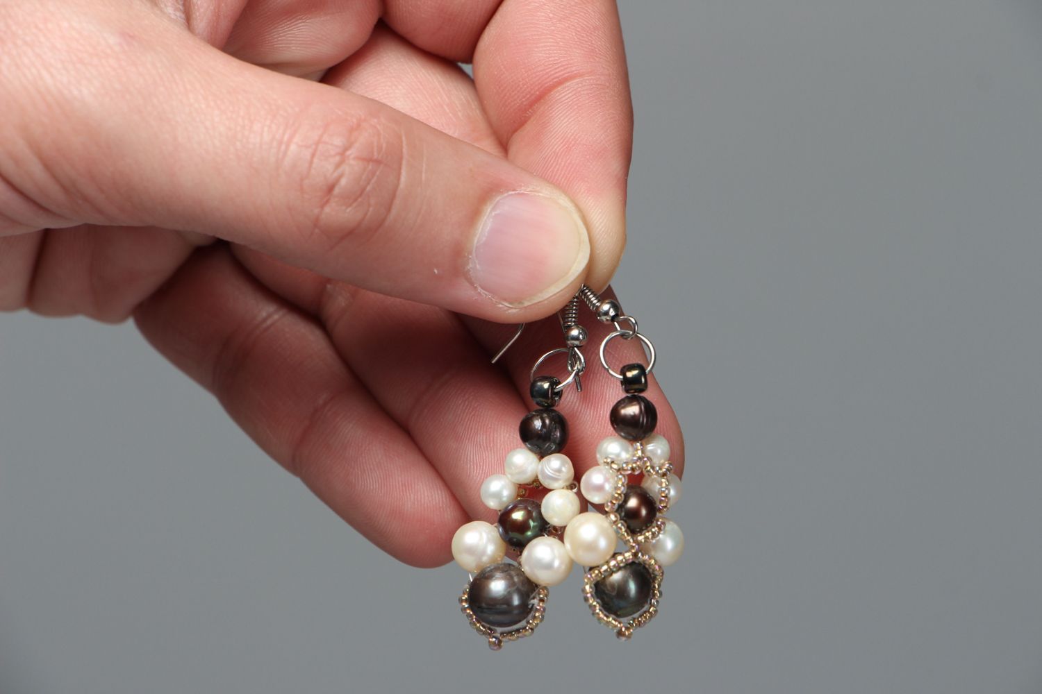 Longues boucles d'oreilles en perles noires et blanches faites main photo 3