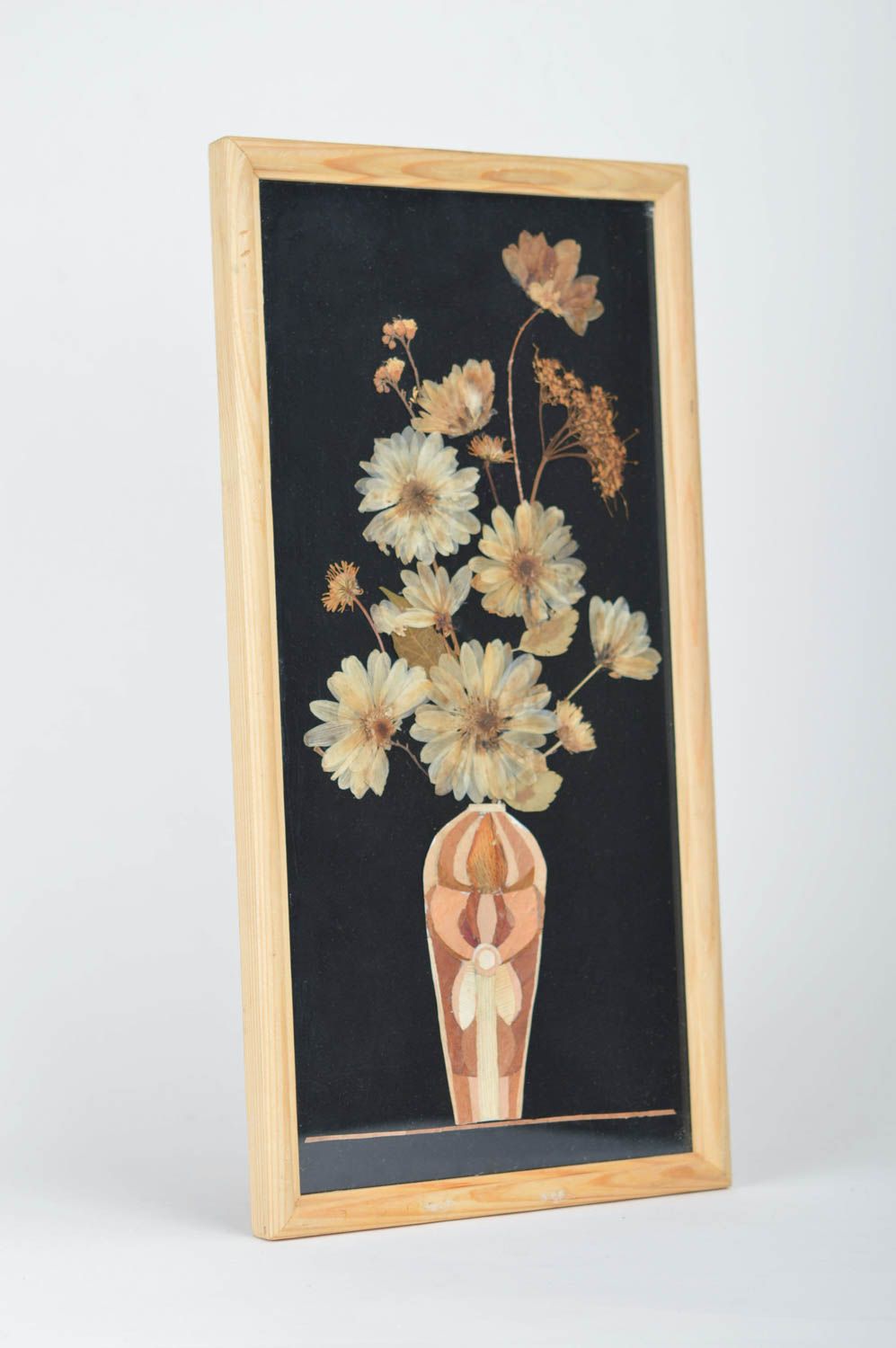 Handgemachtes Bild aus getrockneten Blumen Kamillen in Holzrahmen für Dekor foto 3