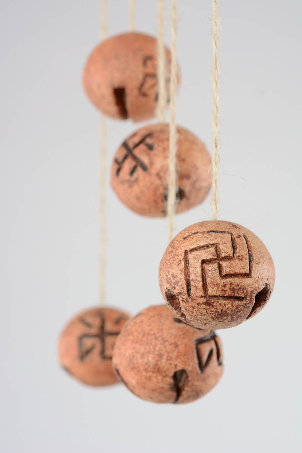 Pingente talismã de argila amuleto artesanal eslavo para decoração do inteirior foto 4