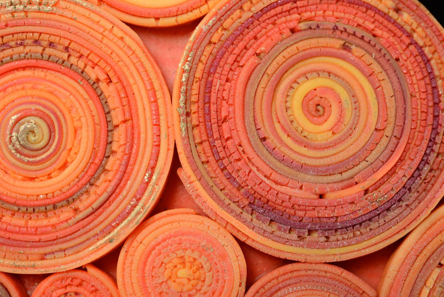 Колье из полимерной глины рваный край оранжевое на шнурках ручной работы фото 3