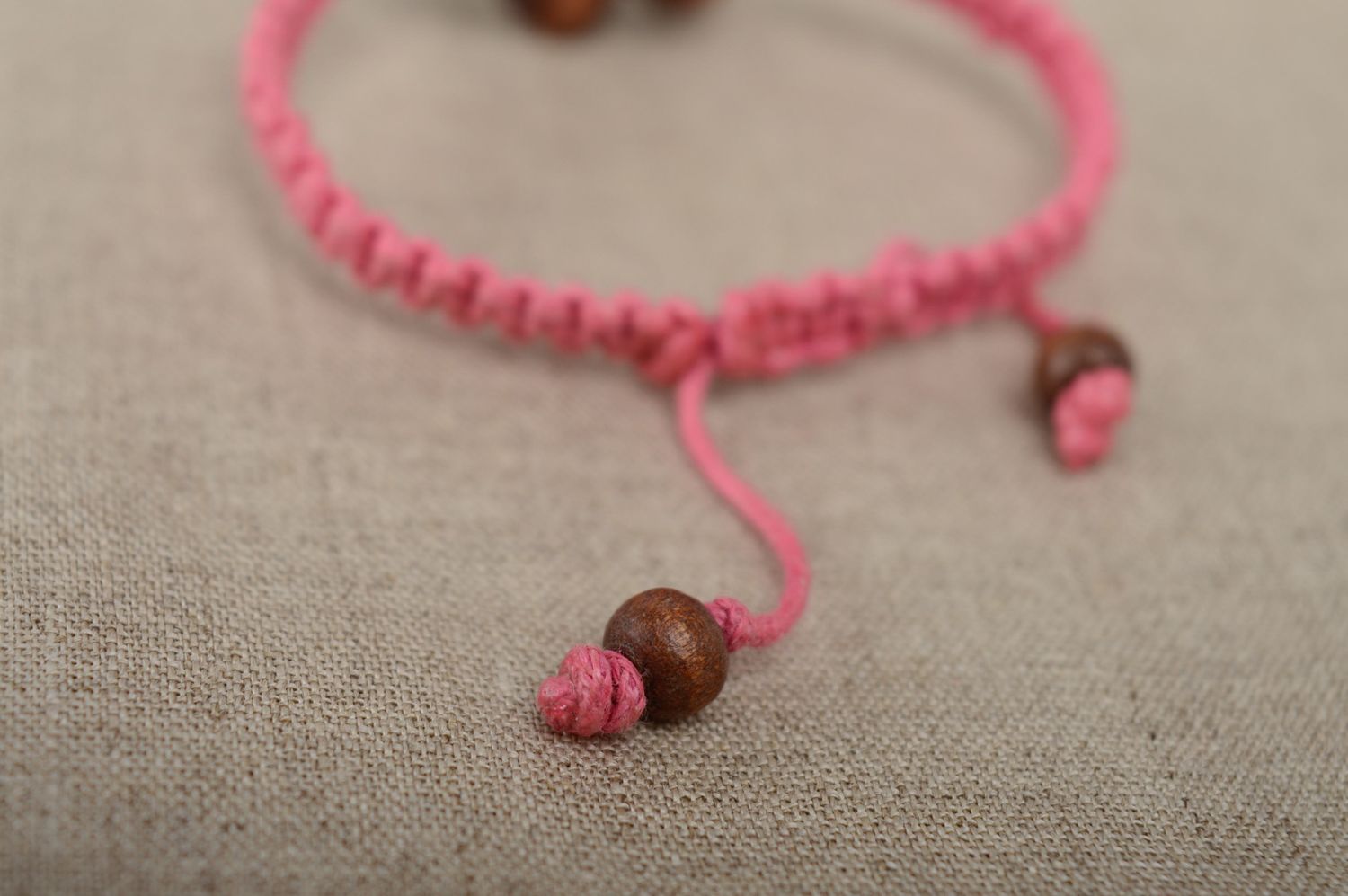 Bracelet en macramé de perles de bois et lacet ciré rose fait main pour femme photo 4