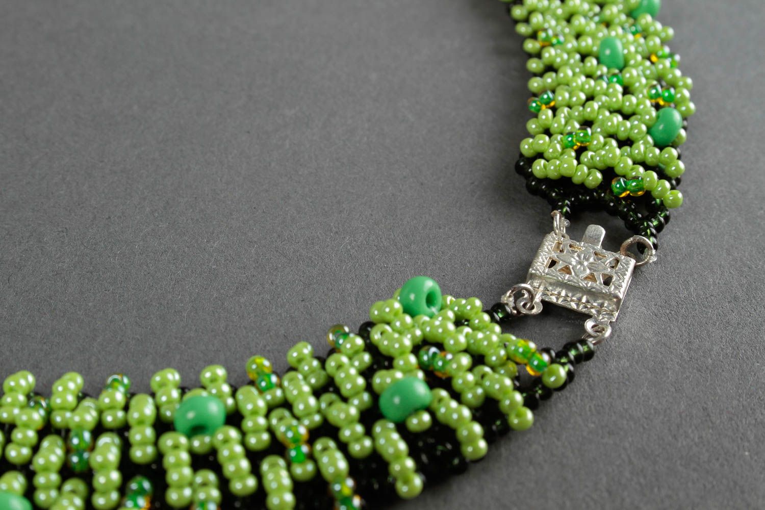 Collier perles de rocaille Bijou fait main vert avec pavot Accessoire femme photo 4