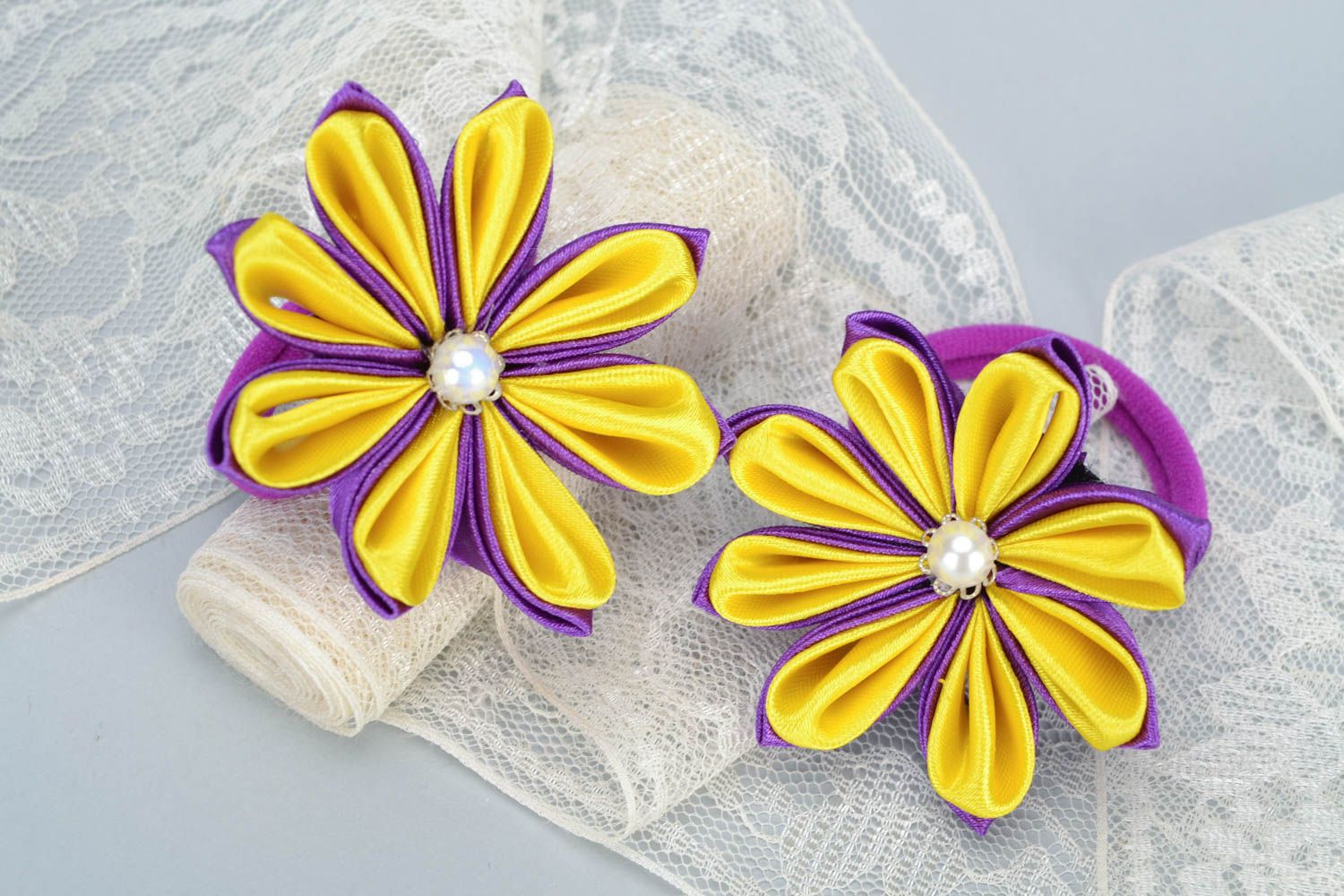 Élastiques à cheveux faits main fleurs kanzashi satin jaune violet de 2 pièces photo 1