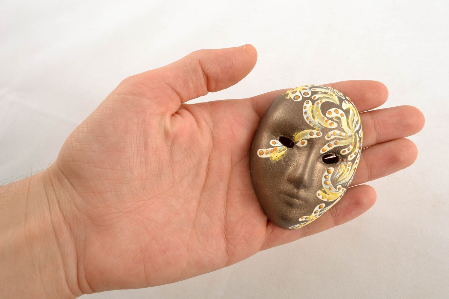 Глиняный магнит на холодильник в виде венецианской маски фото 1
