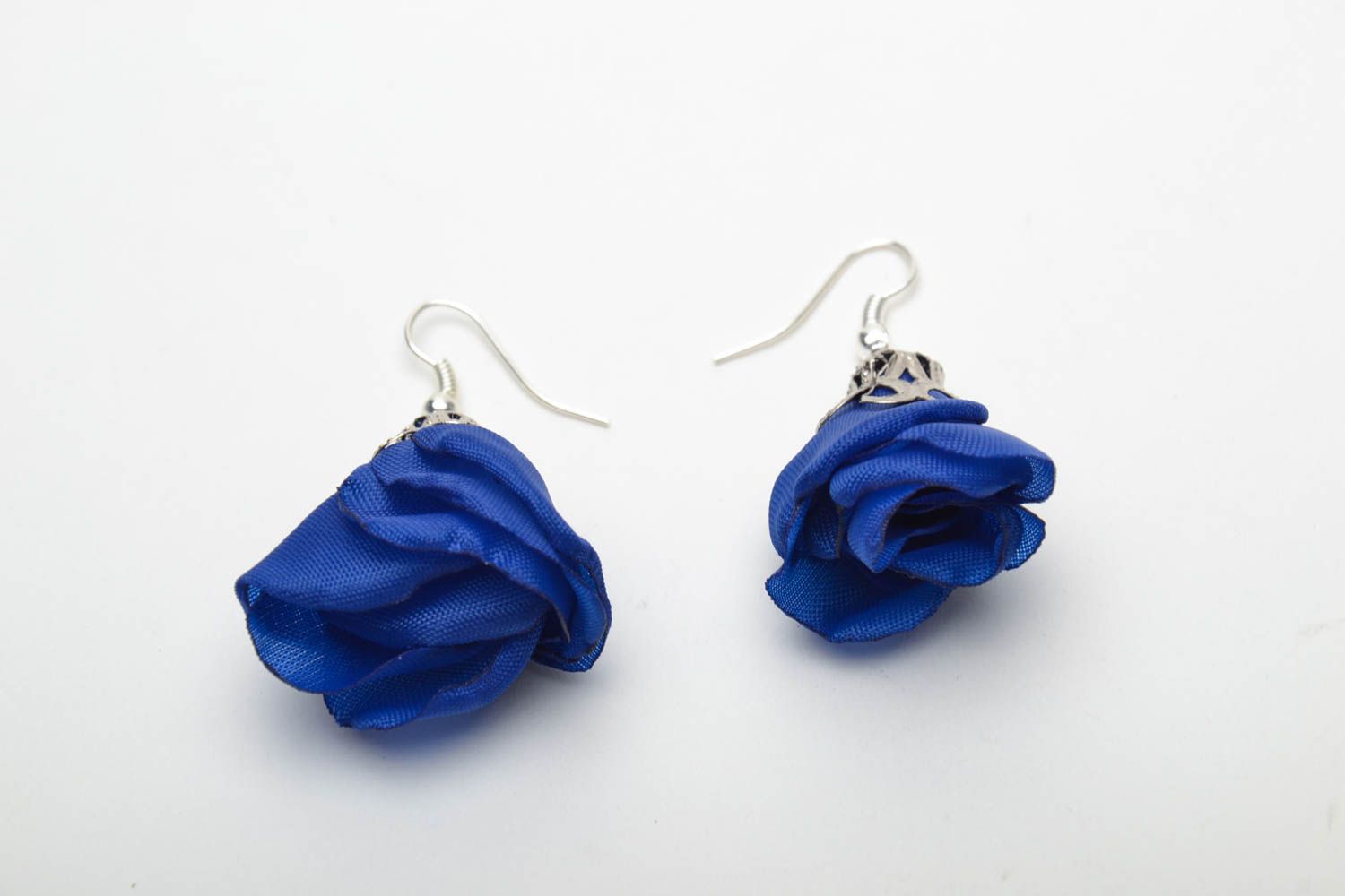 Pendientes artesanales azules con forma de flores y cintas de raso  foto 3