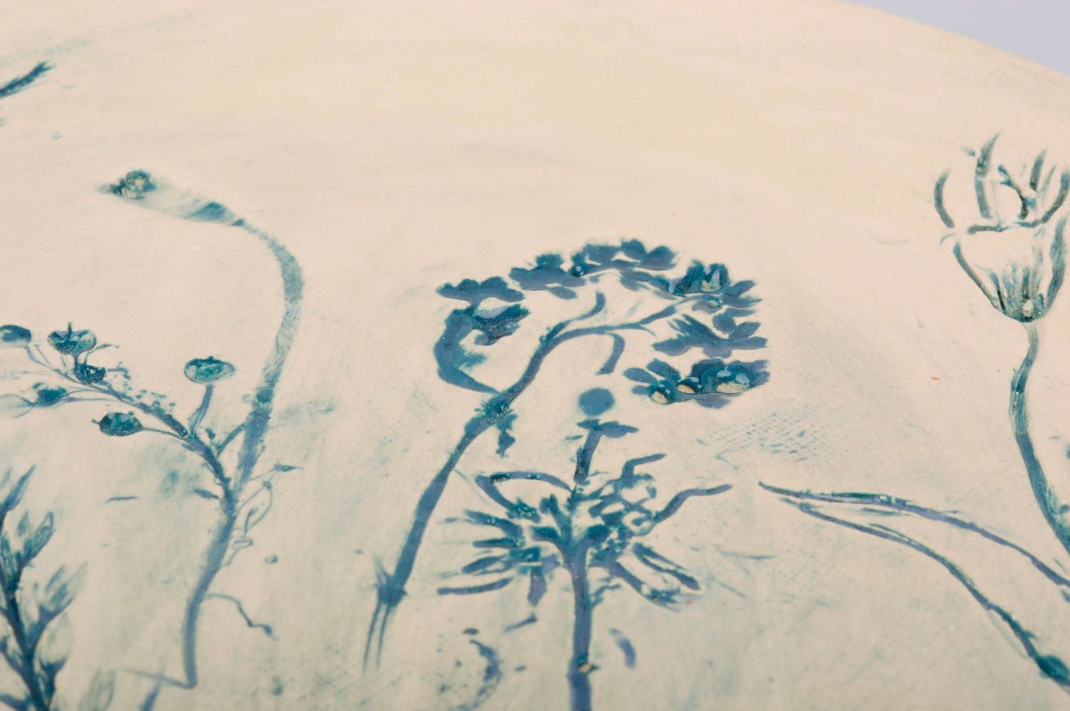 Глиняная тарелка с глазурью круглая с растительным орнаментом светлая хэнд мейд фото 4