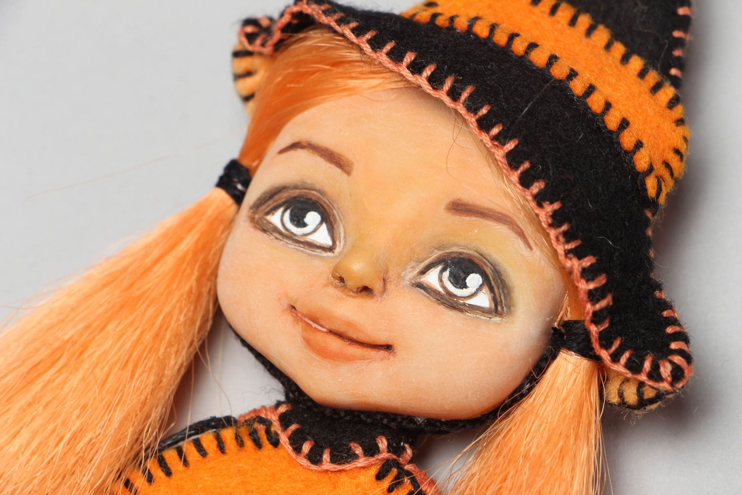 Текстильная брошь из фетра в виде куклы-ведьмочки фото 2
