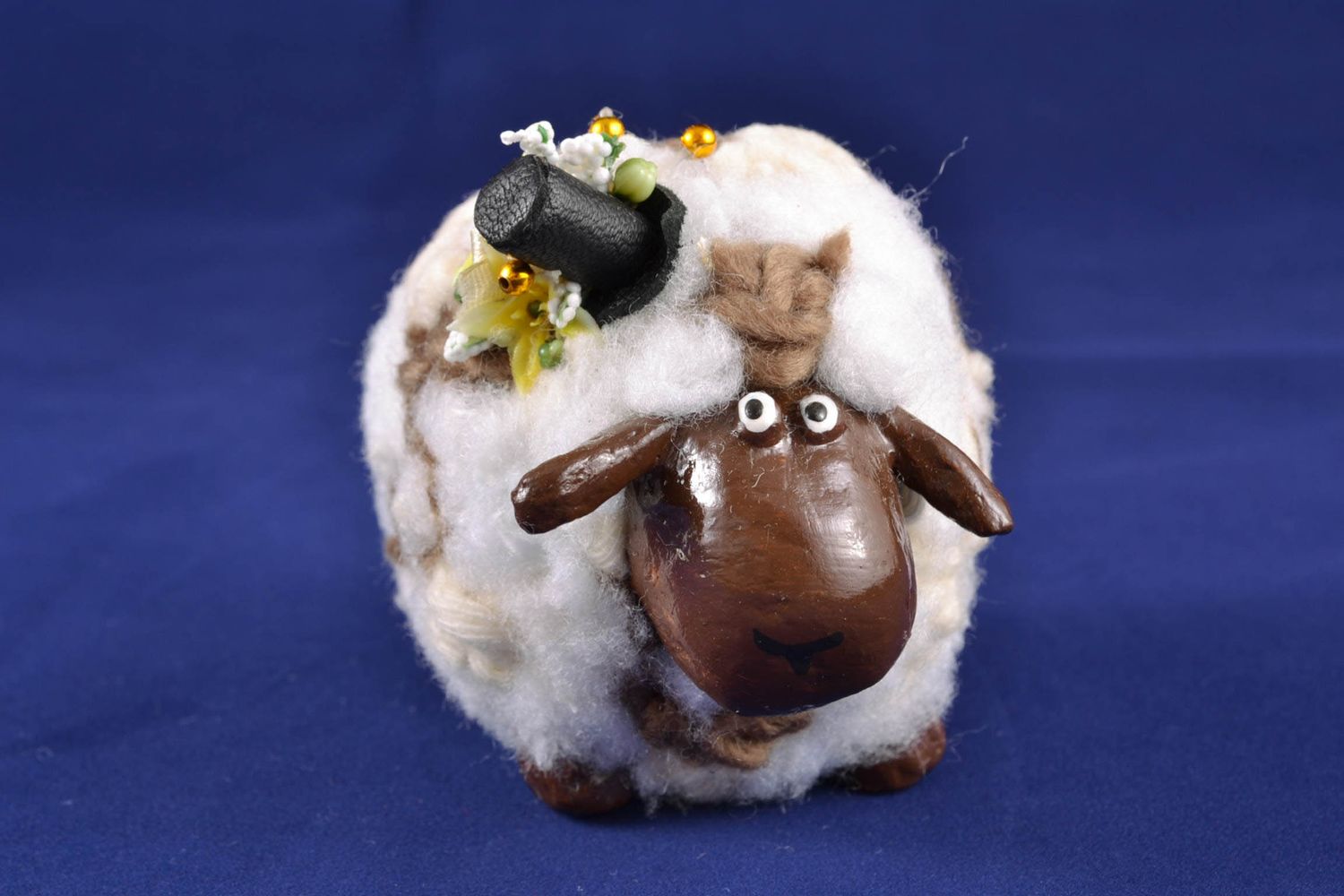 Handgemachte Pappmache Figurine Schaf im Zylinder für Dekoration foto 4