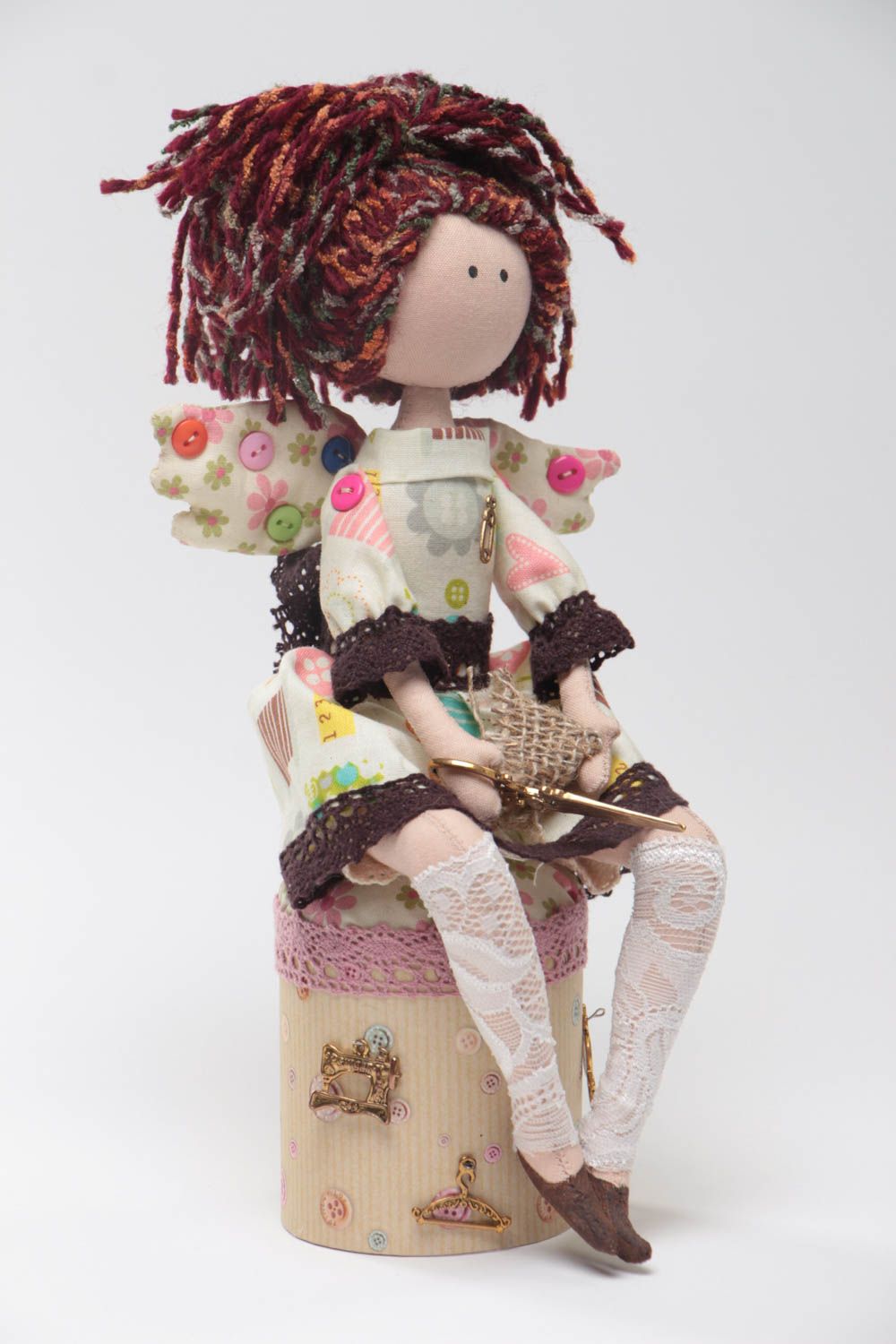 Muñeca de tela artesanal decorativa laborera sentada en el puff foto 2