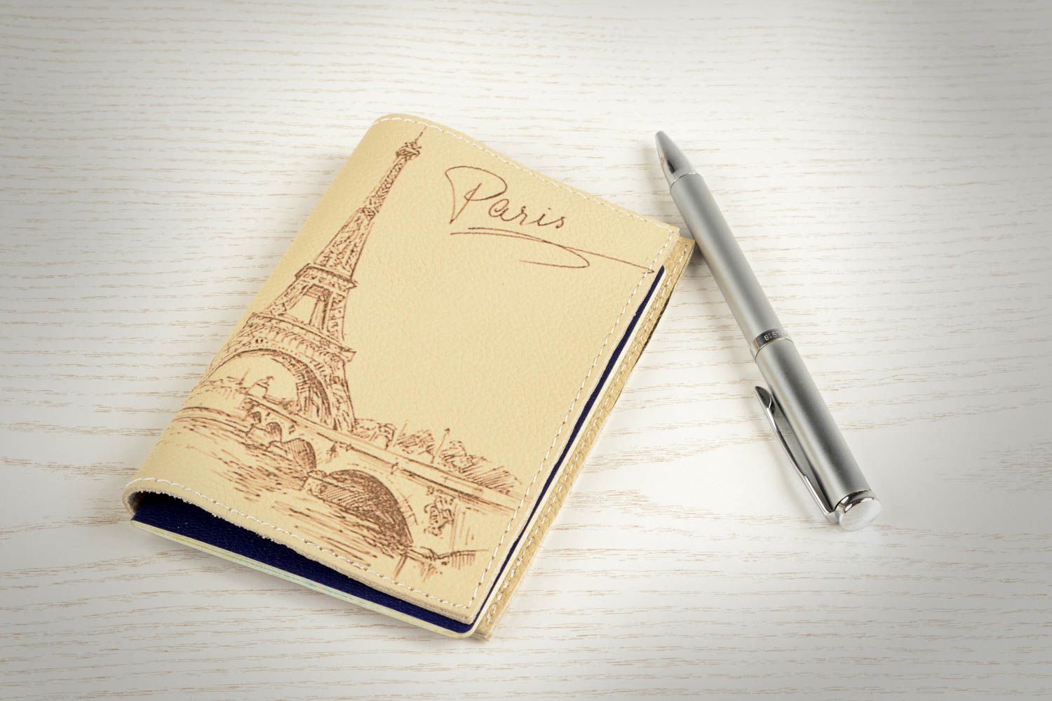 Funda de cuero artesanal regalo original estuche para pasaporte Torre de Eiffel foto 1