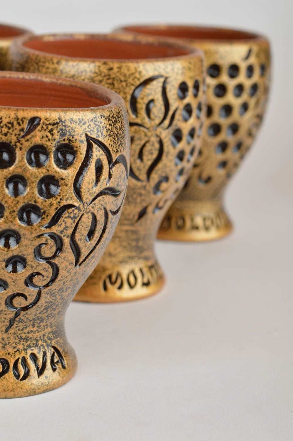 Глиняные стаканы набор из 6 бокалов на ножке золотистые по 150 мл ручная работа фото 4