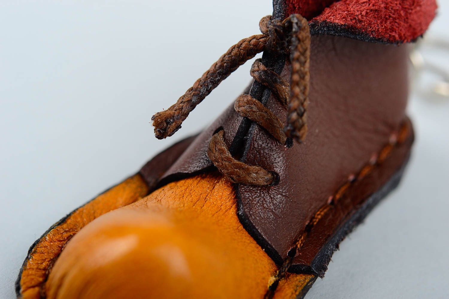 Брелок ручной работы брелок на ключи кожаный брелок в виде коричневого ботинка фото 5