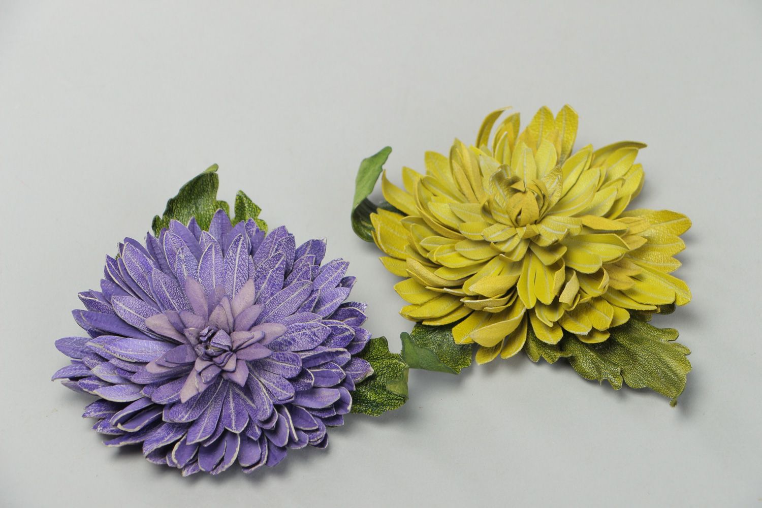 Broches en vrai cuir faites main accessoires fleurs verte et violette photo 1