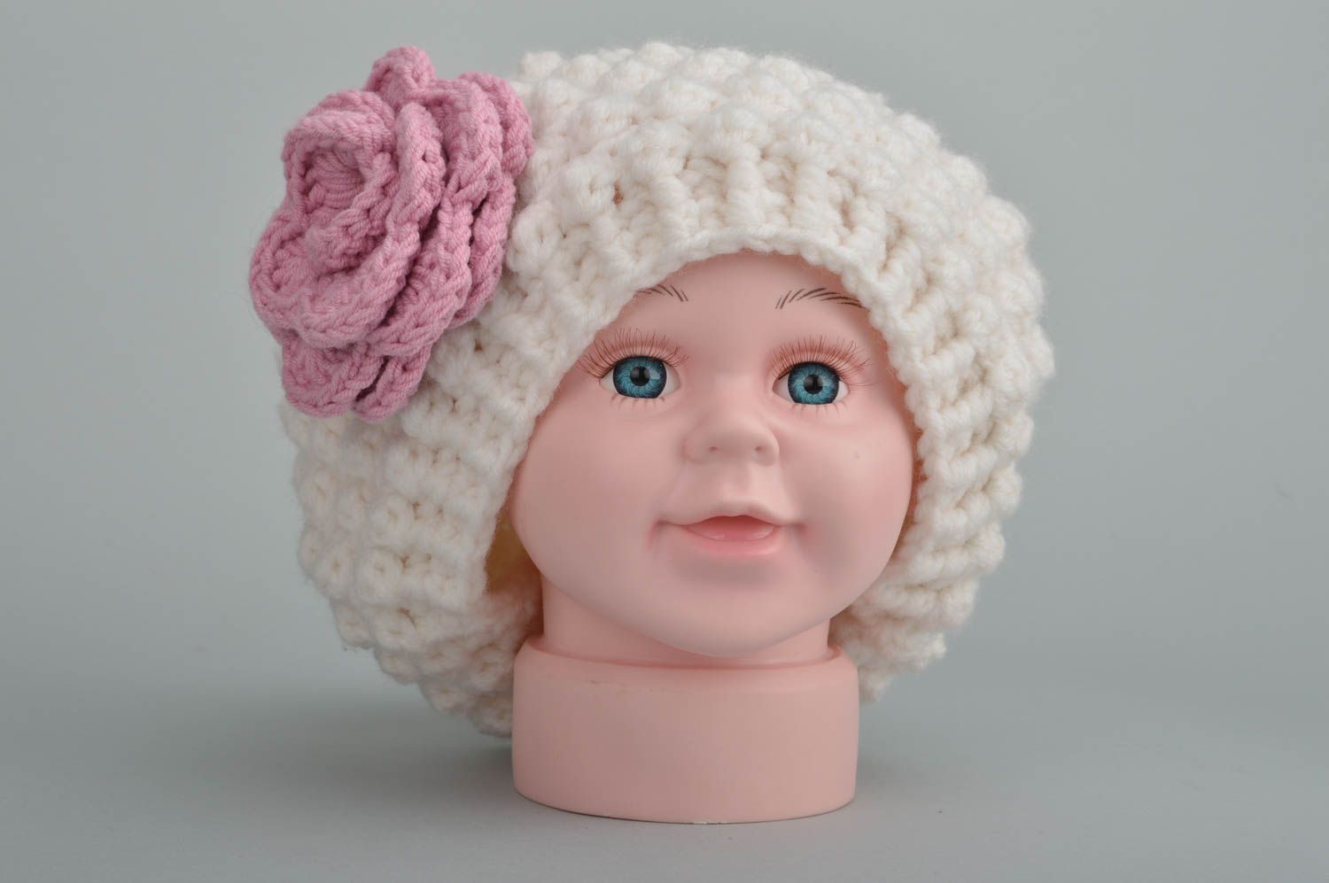Вязаная шапка для девочки крючком белая с розовым красивая теплая ручной работы фото 2
