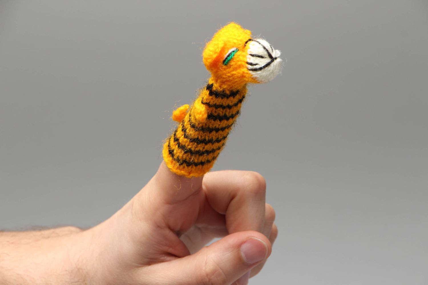 Knitted finger toy tiger photo 3