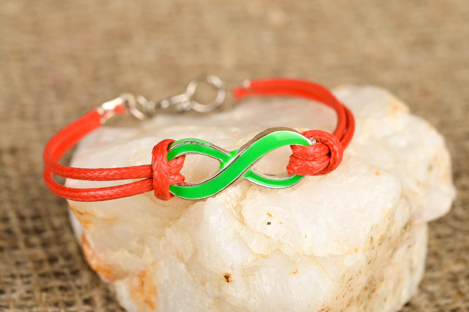 Bracelet cordon rouge Bijou fait main avec infini vert Cadeau pour femme photo 1