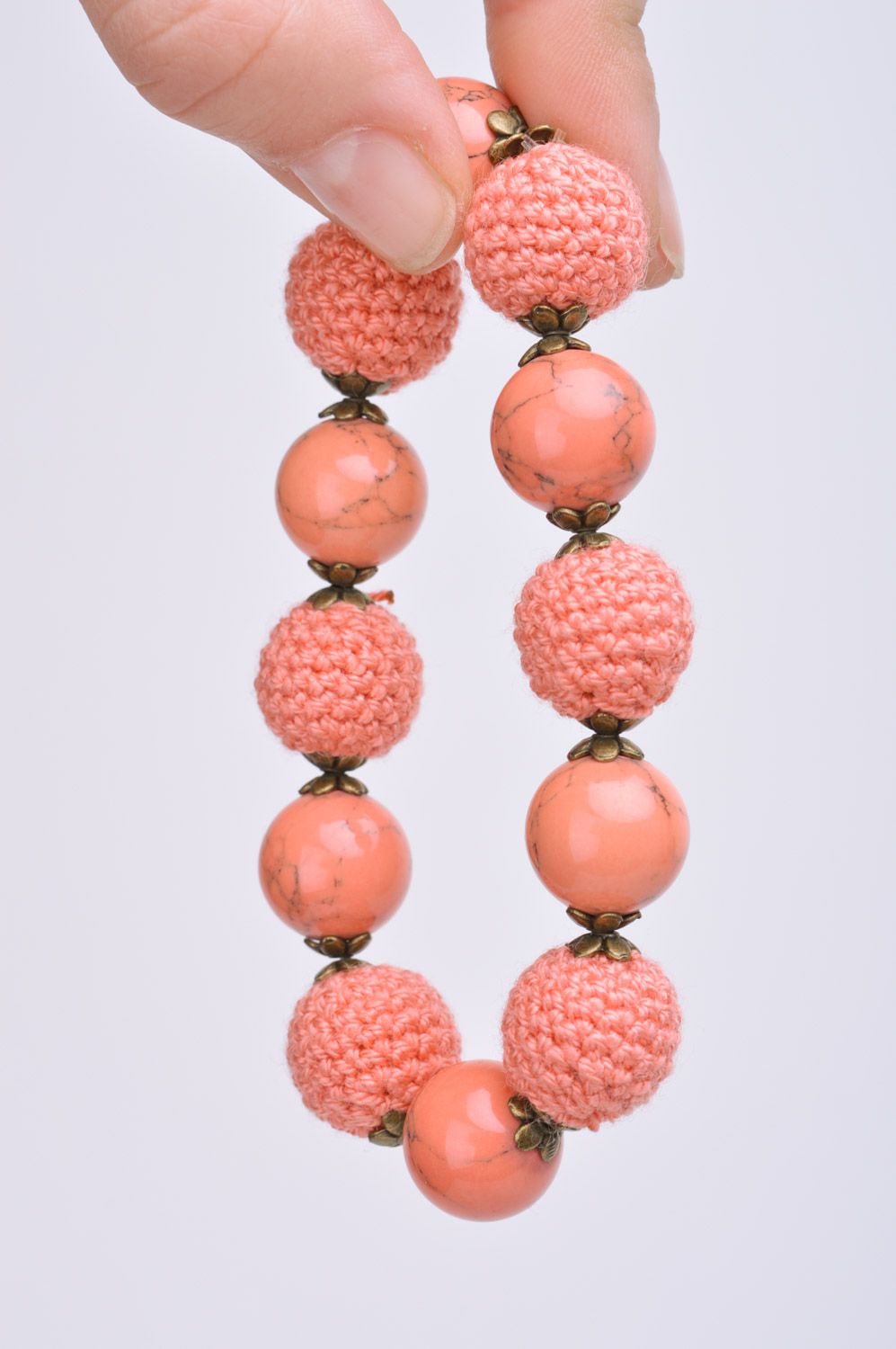 Bracelet fait main en perles tricotées de fils rose pastel tendre accessoire photo 3