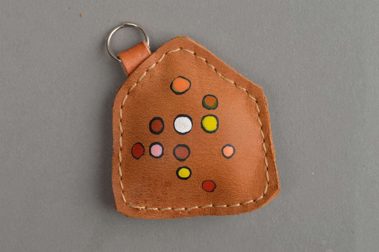 Брелок для ключей из натуральной кожи ручной работы в виде коричневого домика фото 2