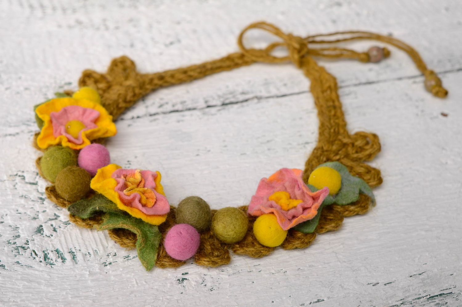 Floral crochet necklace photo 3