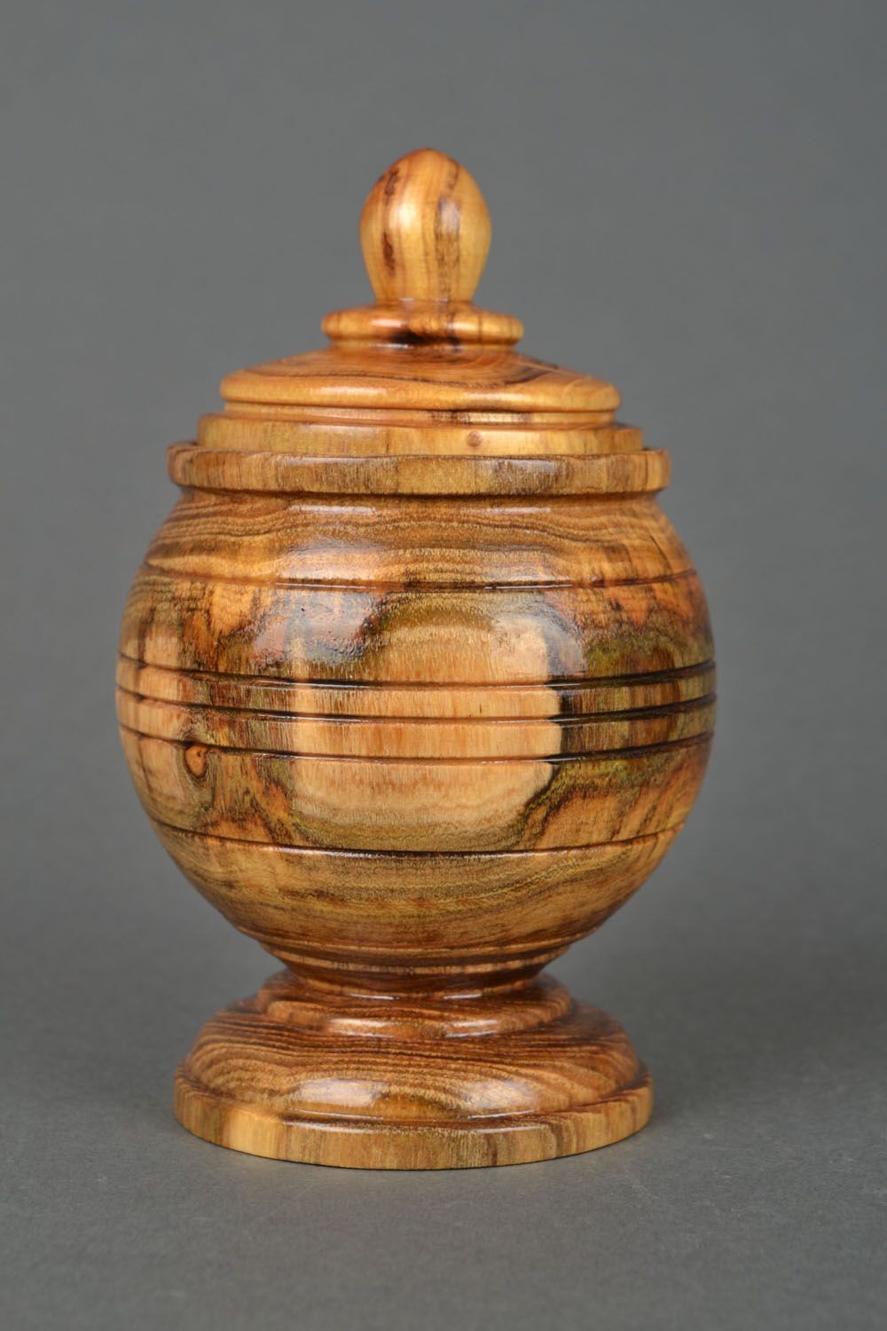Varnished wooden pot photo 4