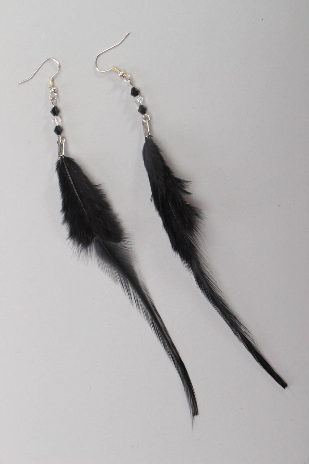 Handmade elegante lange schwarze Ohrringe mit Federn und Glasperlen für Damen foto 2
