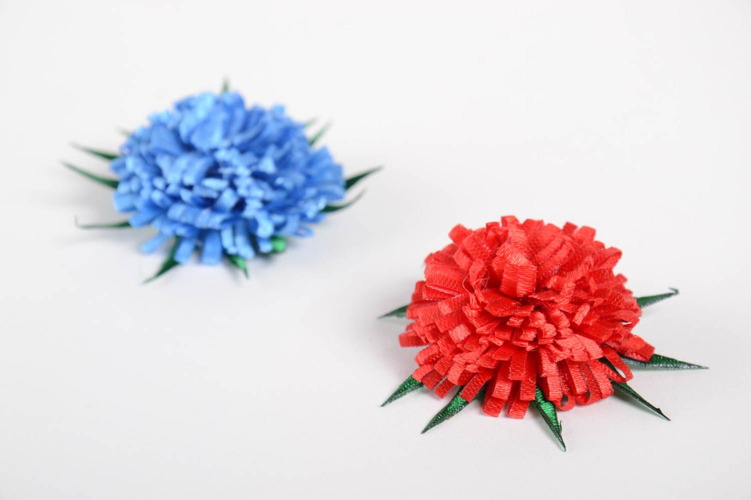 Barrettes à cheveux fleurs faites main 2 pièces rouge et bleue en rubans photo 4
