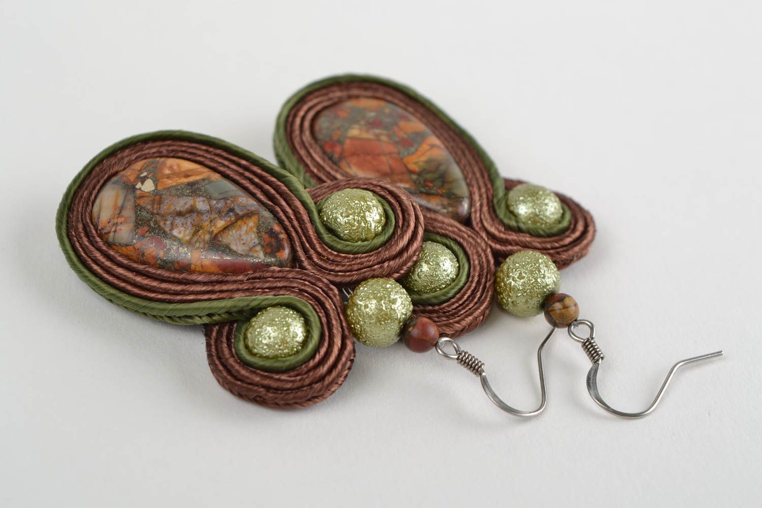 Schöne handmade Soutache Ohrringe mit echten Steinen künstlerischer Damenschmuck foto 4