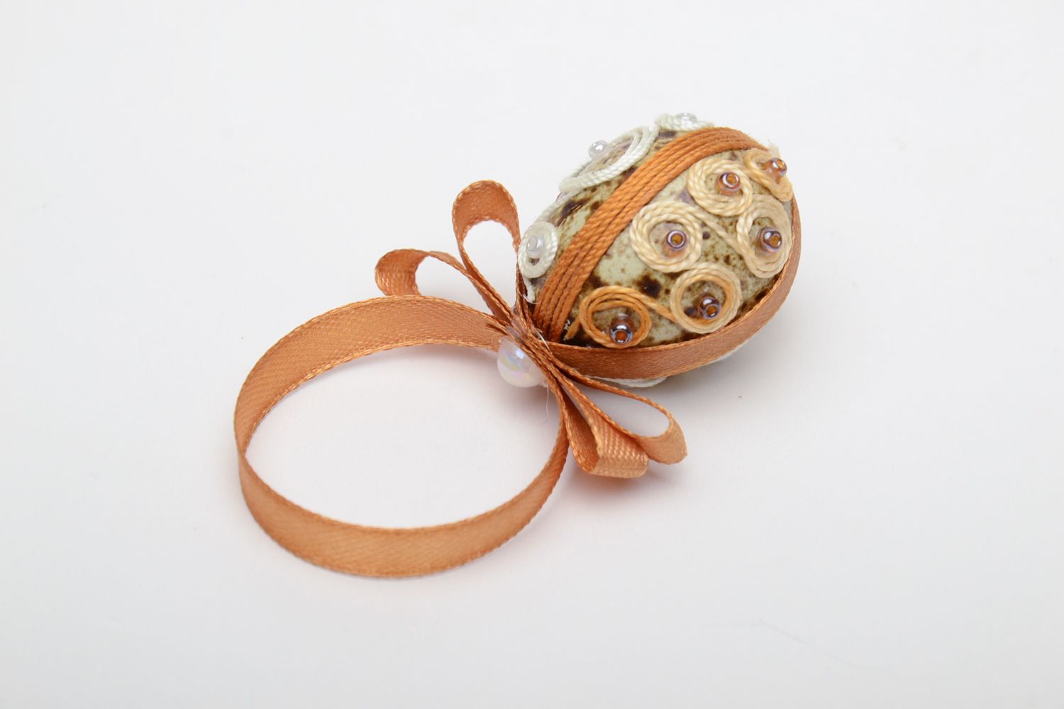 Oeuf de Pâques suspension déco en oeuf de caille avec perles de rocailles photo 3