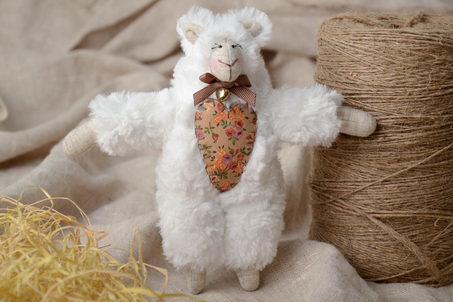 Мягкая игрушка ручной работы из искусственного меха овечка с бантиком на шее фото 1