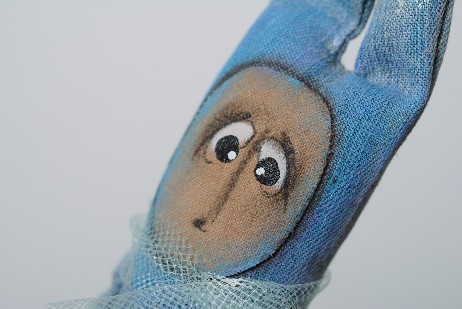 Голубая авторская игрушка расписная из джинса ручной работы мягкая и оригинальная фото 2