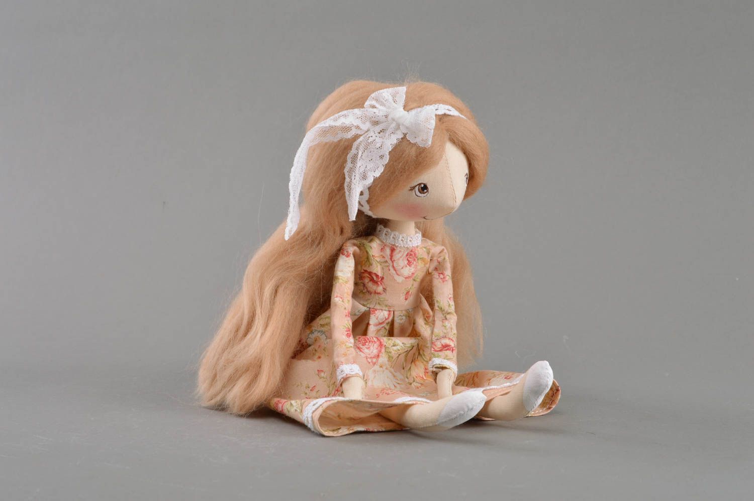 Игрушка кукла из ткани в платье с цветочным принтом на подставке ручная работа фото 5