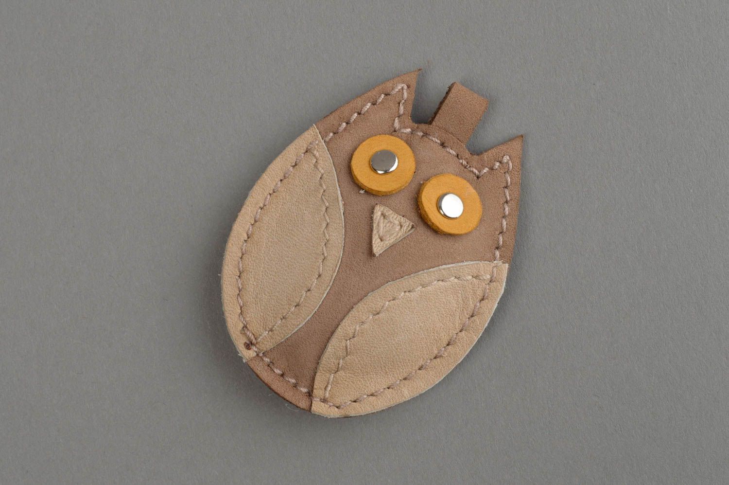 Брелок для ключей из натуральной кожи ручная работа Сова с бежевыми крыльями фото 2