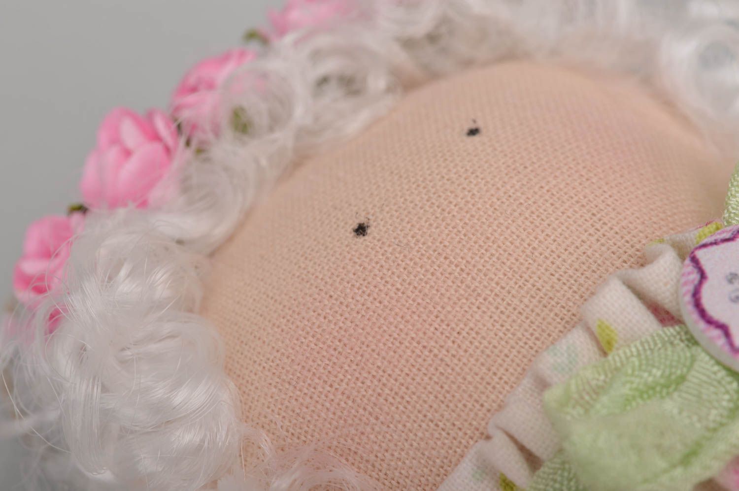 Poupée ange en tissu de coton faite main avec couronne de fleurs à suspendre photo 4