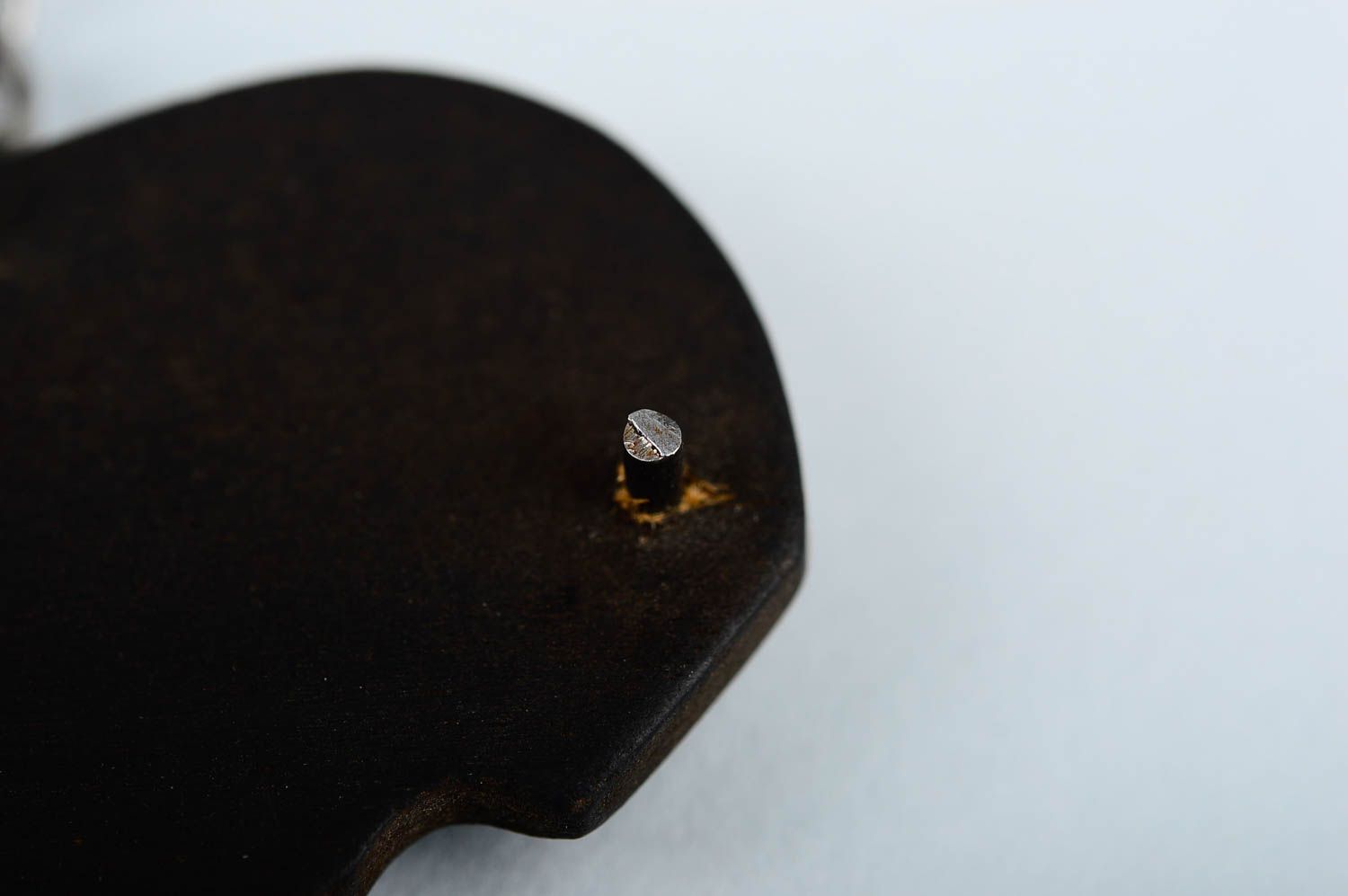 Брелок для ключей сувенир ручной работы брелок из дерева в виде черного быка фото 5