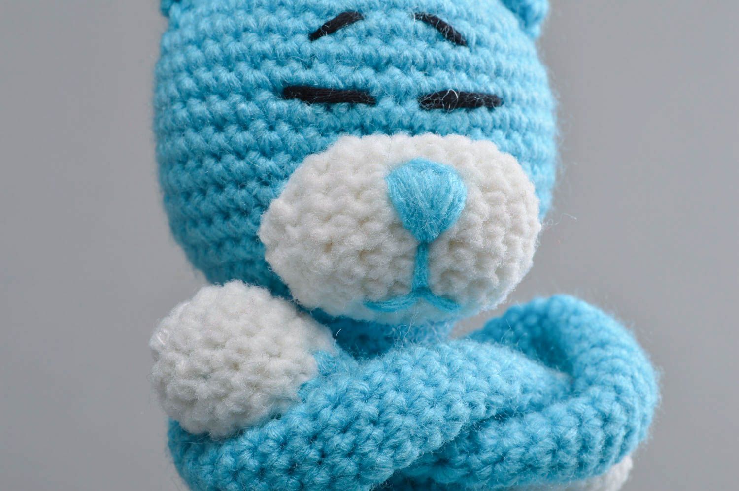 Голубая вязаная крючком игрушка ручной работы в виде кота оригинальная детская фото 3