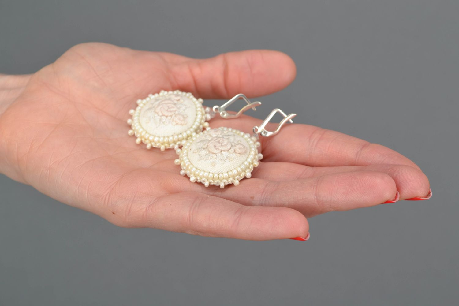 Round satin stitch embroidered earrings White Roses photo 2