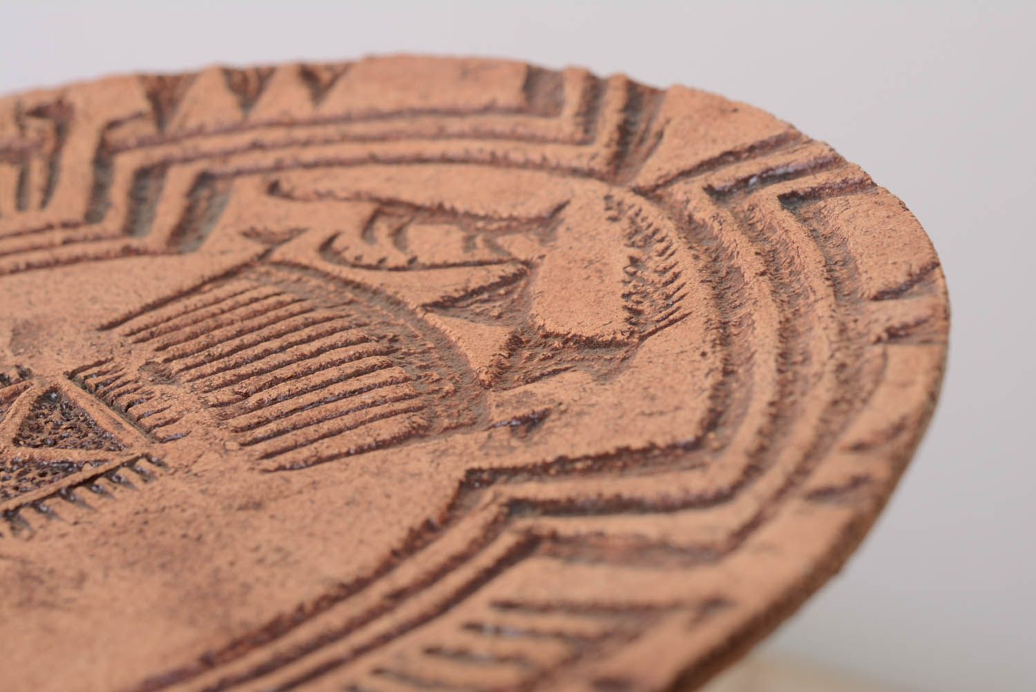 Prato talismã de cerâmica feito de argila com símbolos pintado com engobes Caça foto 2