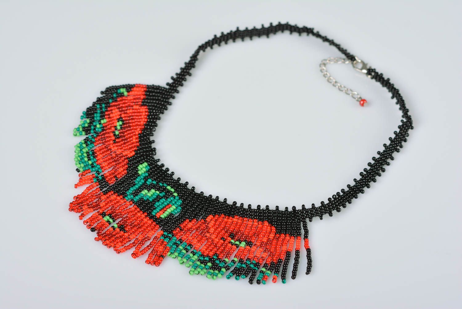 Ожерелье из бисера колье бахрома ручной работы с красными цветами на черном фото 1