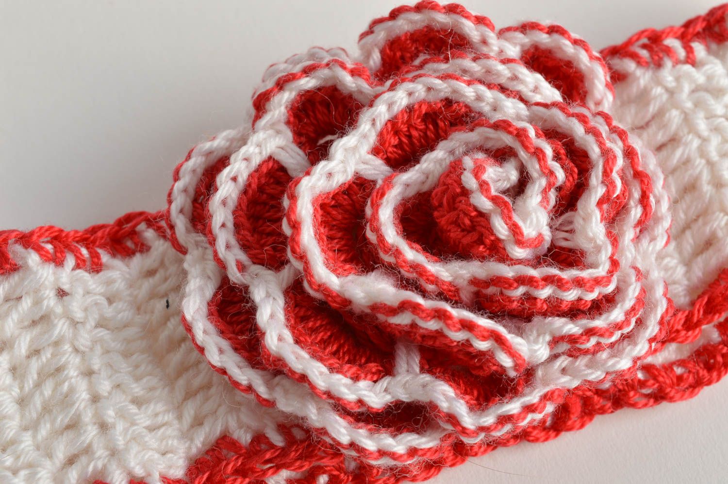 Banda de pelo infantil tejida a crochet artesanal con flor de color blanquirojo foto 4