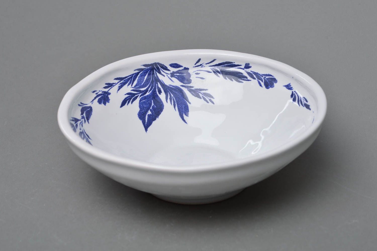 Bol blanc en porcelaine peint avec ornements bleus fait main à soupe design photo 1