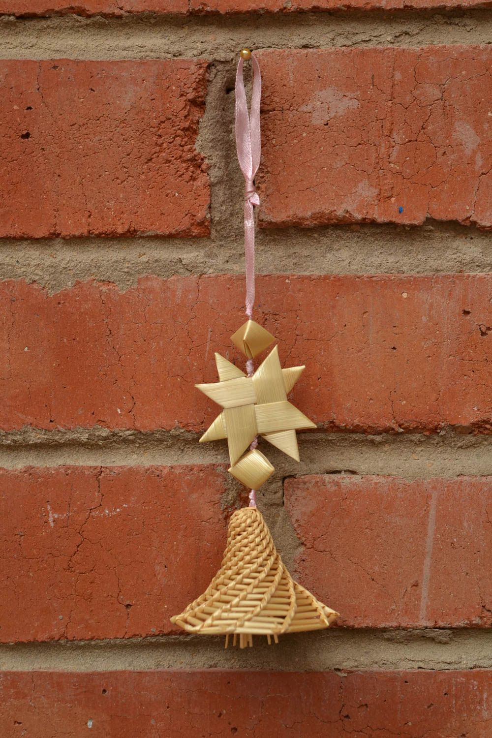 Colgante decorativo trenzado de paja con forma de campanilla con estrella foto 1