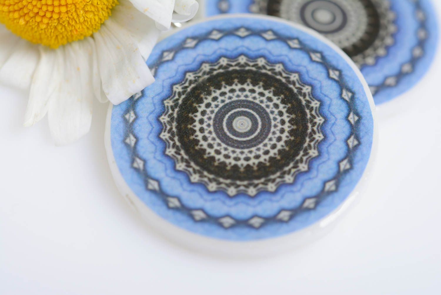 Blaue Ohrringe aus Polymer Ton handmade mit Ethno Ornament in Decoupage lackiert foto 3