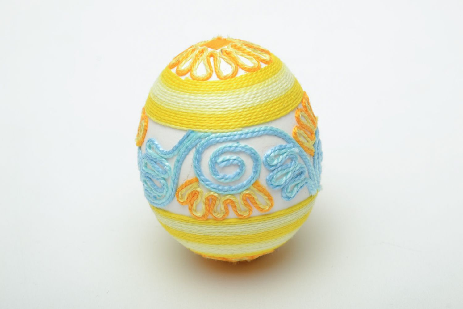 Яркое пасхальное яйцо декоративное с нитками фото 2