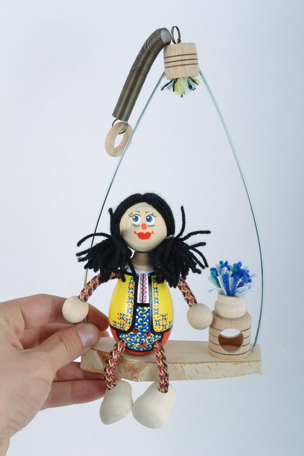 Яркая деревянная игрушка Девочка на лавочке ручной работы экологически чистая фото 2
