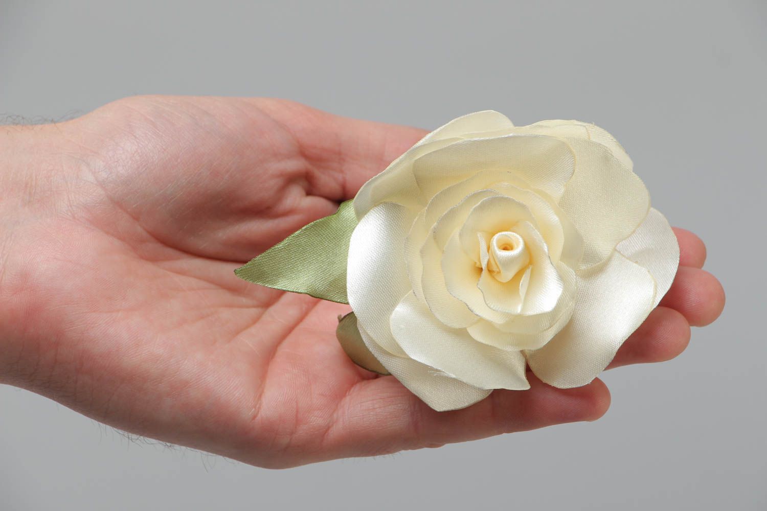 Объемная резинка для волос с цветком из атласной ленты ручной работы Белая роза фото 5