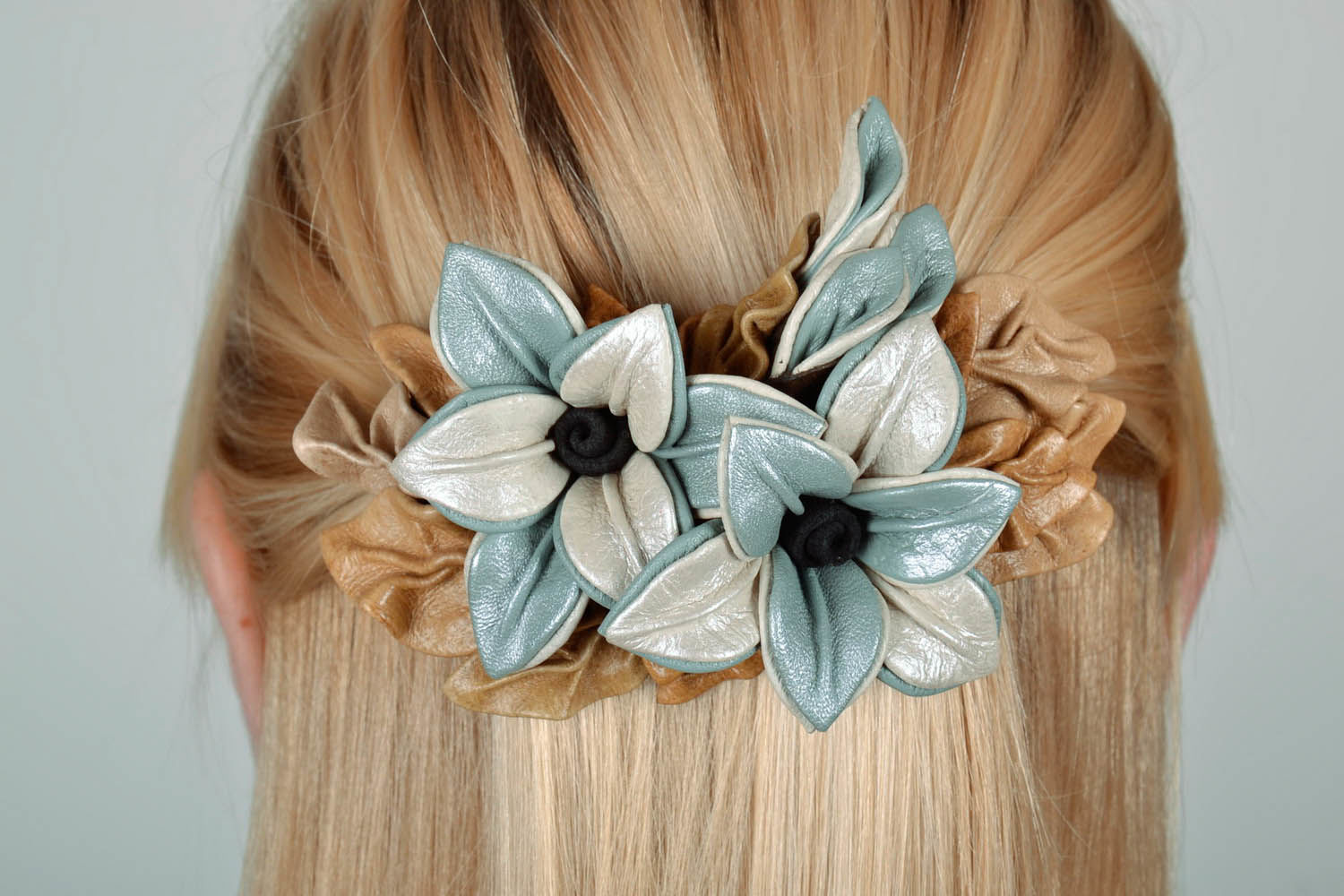 Schöne Haarspange mit Blumen aus Leder foto 5