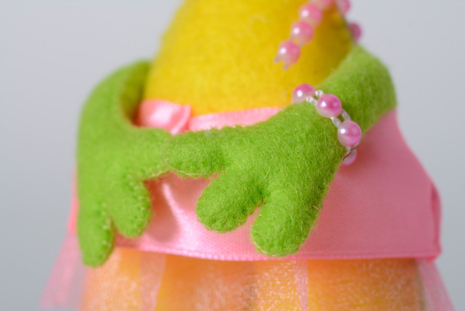Мягкая желто-зеленая лягушка игрушка ручной работы из фетра маленькая забавная фото 3